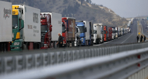 ქვეყნის საზღვრებზე და საავტომობილო მაგისტრალებზე დაუსრულებელი რიგები და გაუსაძლისი პირობები ქართველ მძღოლებს უცხოეთში სამუშაოს ძებნისკენ უბიძგებს