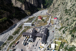 რუსეთის მხრიდან ზემო ლარსის საბაჟო – გამშვები პუნქტის გაფართოებამ გამტარუნარიანობა ორჯერ გაზარდა – რატომ ფერხდება სატვირთოების გადაადგილება საზღვარზე?